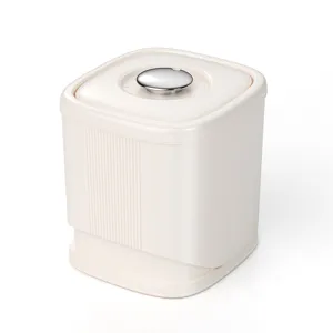 Conteneur de stockage de riz hermétique minimaliste avec bouton en métal en finition crème.