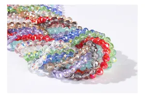 Detaillierte Makroansicht bunter facettierter Kristallglasperlen für DIY-Schmuck