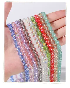 Detaillierte Ansicht bunter Glasperlen mit Facettenschliff für handgefertigten DIY-Schmuck