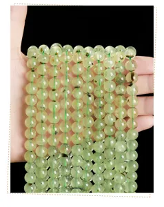 Gros plan de perles rondes en préhnite verte naturelle pour la création de bijoux