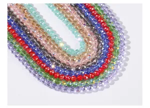 Nahaufnahme von funkelnden facettierten Glasperlen in leuchtenden Farben für DIY-Schmuck