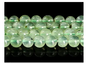 Vue rapprochée de perles rondes en pierre naturelle de préhnite verte translucide