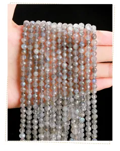Detailweergave van gefacetteerde grijze labradoriet kralen met natuurlijke blauwe glans.