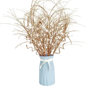 Gros plan de branches décoratives de Noël de 43 cm à paillettes dorées dans un vase bleu