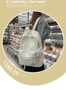 Seitenansicht eines weißen Rucksacks, getragen von einer Schülerin in einem Lifestyle-Laden.