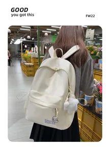 Weißer süßer Schulrucksack mit Sternanhänger in einer Lifestyle Supermarktumgebung Ansicht