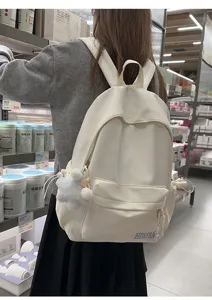 Nahaufnahme eines cremefarbenen minimalistischen Rucksacks mit Sternanhänger im Geschäft