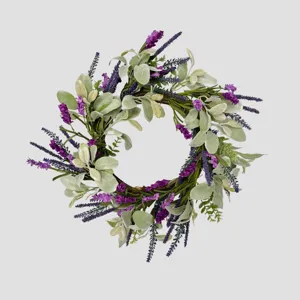 Détail de couronne de lavande et eucalyptus artificielle, belle déco de porte d'entrée.