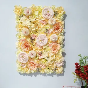 Vista detallada de pared de flores artificiales con rosas y peonías para bodas