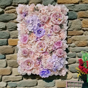Vista detallada del panel de pared de flores artificiales rosas y púrpuras