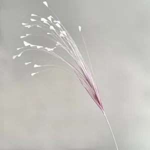 Detail van kunstmatig veren gras bloemstengel, witte tak voor bruiloft decoratie display.