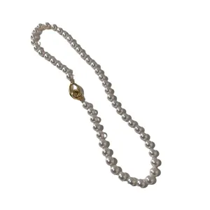 Elegante ronde witte parelketting met hoge glans en gouden luxe sluiting voor dames
