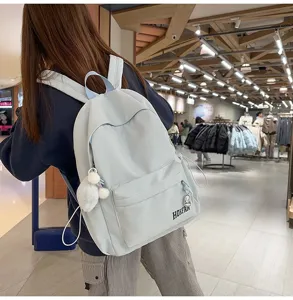 Rückansicht eines hellblauen Rucksacks mit großer Kapazität in einem Geschäft