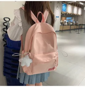Rückansicht eines Schülers mit einem süßen rosa Rucksack mit großem Fassungsvermögen