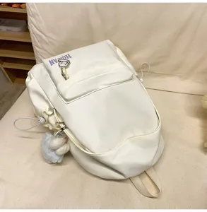Minimalistischer cremeweißer Rucksack mit süßem Schaf-Anhänger für Schule und Reisen