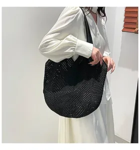 Zwarte gehaakte schoudertas voor dames, stijlvolle gebreide shopper tas strandvakantie.