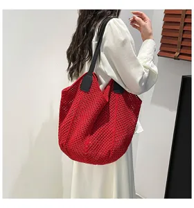 Rode gebreide tote tas detail weergave, casual katoenen gehaakte schoudertas strand.