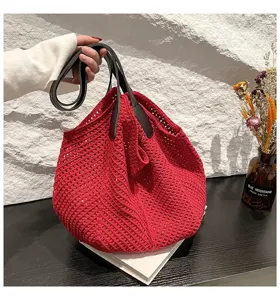 Rode gehaakte schoudertas gebreide handtas shopper voor dames casual strand vakantie detailweergave.