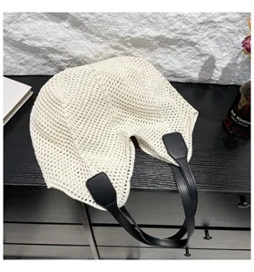Retro beige geweven gebreide schoudertas voor dames, casual strandtas met zwarte handvatten.