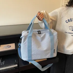 Bolso de viaje de cuadros azules con correa para el hombro, ideal para viajes cortos y gimnasio.