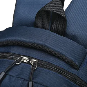 Close-up detailweergave van de duurzame blauwe rugzak met stevige ritsen en handvat.