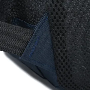 Rugzakriem en mesh detailopname met zeer duurzame stiksels en comfortabele ademende stof.