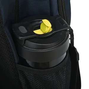 Detailfoto van het zijvak van de rugzak met zwarte reisbeker, praktisch outdoor accessoire.