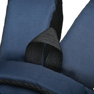 Close-up detail van blauwe rugzak schouderband en lus, duurzame outdoortas voor reizen.