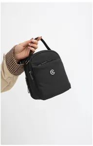 Bolso bandolera mini de nailon negro con múltiples bolsillos con cremallera para uso diario.