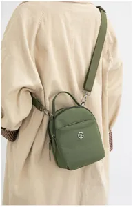 Vista detallada del bolso cruzado de tela oxford verde con múltiples bolsillos y herrajes metálicos.
