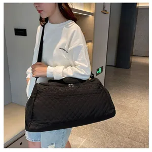 Gran bolsa de viaje acolchada negra de nailon con correa ajustable para el hombro y viajes.
