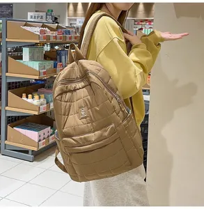 Grote bruine gewatteerde rugzak voor studenten gedragen door een model in een winkel
