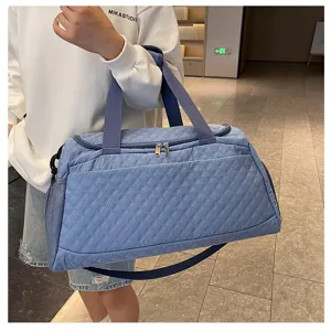 Vista detallada del bolso de viaje acolchado de nailon ligero, gran bolso de hombro para mujeres.