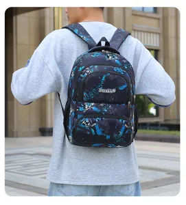 Vista trasera de una mochila ligera para estudiantes con un patrón de graffiti azul