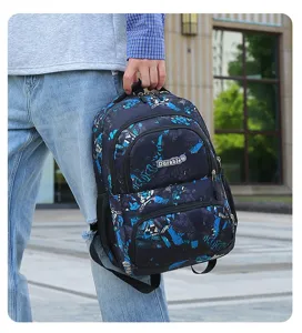 Vista detallada de una mochila escolar estampada y resistente con múltiples cremalleras