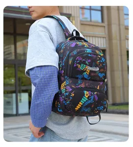 Vista lateral de una mochila ligera para estudiantes con patrón abstracto de colores en un modelo