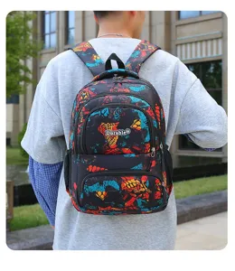 Vista detallada de un hombre con una mochila escolar de gran capacidad y estampada.
