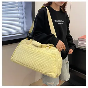 Bolsa de viaje acolchada de nylon amarillo con correa ajustable, gran capacidad.