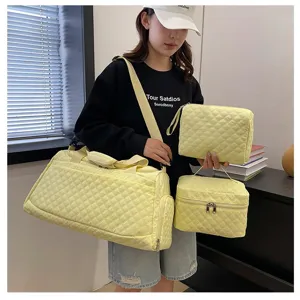 Conjunto de bolsa de viaje de nylon acolchado amarillo con gran bolso y neceseres para mujeres.