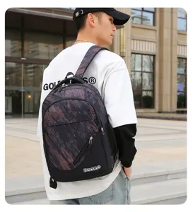 Modèle masculin portant un sac à dos scolaire de voyage en plein air à motifs stylés