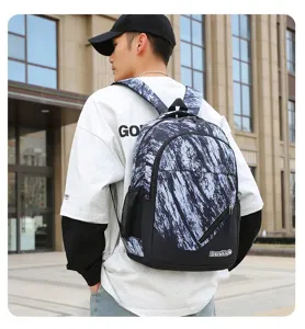 Gros plan d'un sac à dos imprimé marbre porté par un mannequin en milieu urbain.