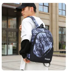Vue extérieure d'un sac à dos à motif marbré de grande capacité sur l'épaule du modèle
