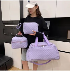 Conjunto de bolsa de viaje de nylon acolchado con bolso grande y estuches en color lila.