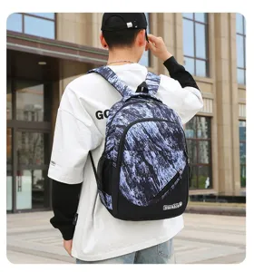 Vue de dos d'un homme portant un sac à dos à motif marbre bleu en milieu urbain