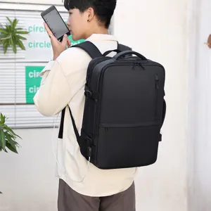 Detailansicht eines schwarzen Reise-Rucksacks für Herren, großes Volumen und Business-Stil.