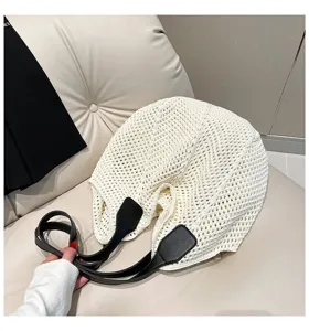Witte gehaakte shopper tas met zwarte lederen schouderbanden, casual strand handtas.