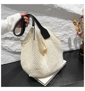Witte gebreide shopper voor dames, retro casual gehaakte schoudertas met zwarte handvatten.