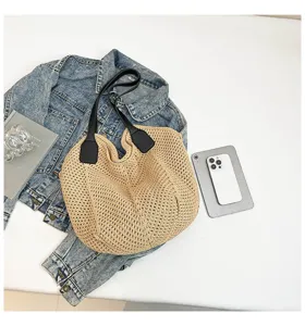 Gedetailleerd overzicht van de retro stro gebreide tote bag, casual geweven schoudertas strand.