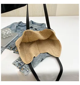 Geweven stro-tote tas voor vrouwen, casual zomerse strandschoudertas met zwarte handvatten.