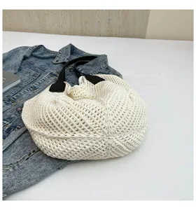 Witte gebreide gehaakte hobo schoudertas casual strandvakantie geweven tas stijl.
